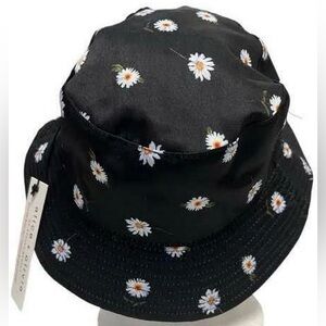 Alice + Olivia Black Daisy Print Bucket Hat